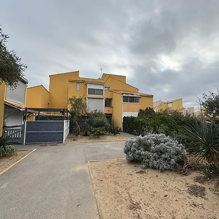 4 Personnes A 50 M De La Narbonne