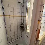 4 Personnes A 50 M De La
