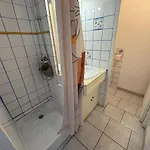 4 Personnes A 50 M De La *