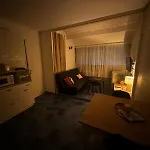 4 Personnes A 50 M De La *