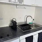 4 Personnes A 50 M De La Daire