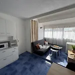 4 Personnes A 50 M De La *